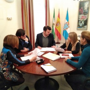 Ciudadanos Jerez toma la iniciativa y hace entrega a Mamen Sánchez de sus 50 medidas para el presupuesto 2017